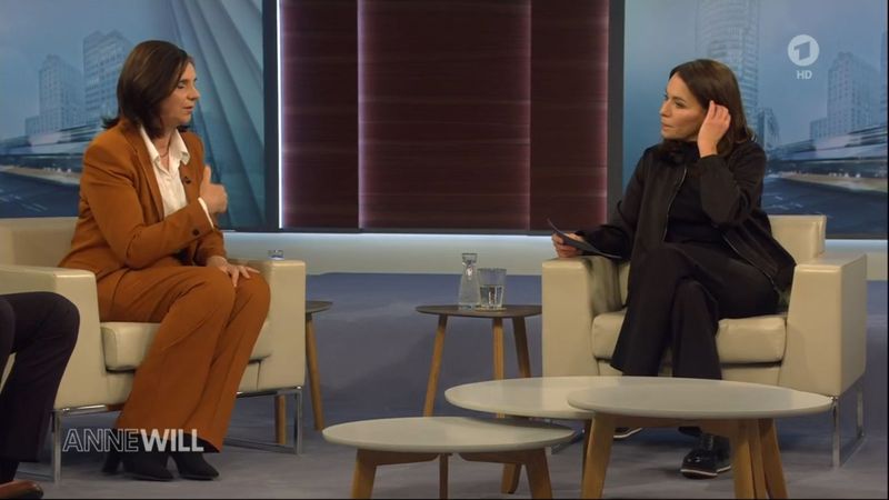 Katrin Göring-Eckardt (links) versuchte im Gespräch mit Anne Will, den Umgang der Ampel mit dem Urteil des Bundesverfassungsgerichts zu rechtfertigen.