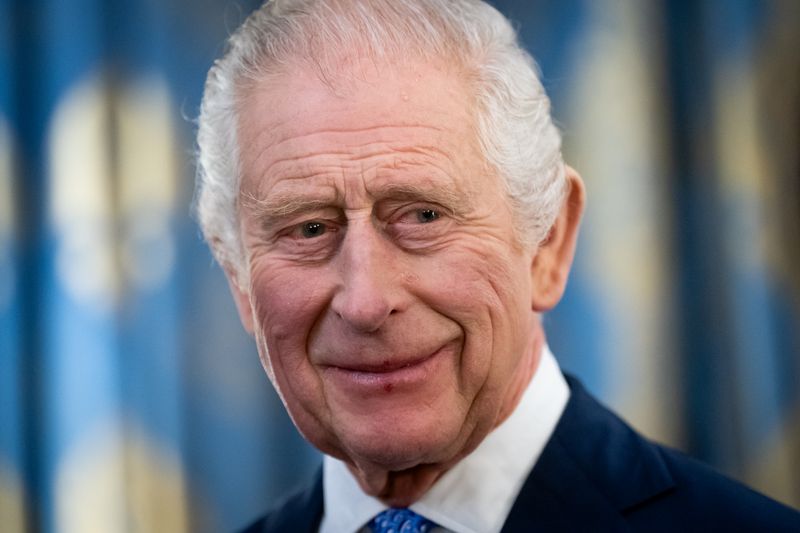Glücklicherweise war es "nur" eine peinliche Panne: Am Dienstag verbreitete der britische Radiosender "Radio Caroline" aufgrund eines Computerfehlers die Meldung, dass König Charles III. gestorben sei. Wie unsere Galerie zeigt, ist das britische Staatsoberhaupt nicht die einzige prominente Persönlichkeit, die fälschlicherweise für tot erklärt wurde ...