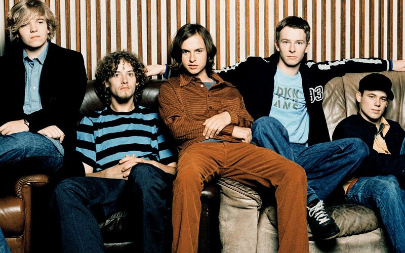 Echt gingen in den 90-ern aus einer Schülerband hervor. Fünf Freunde, die sich seit Kindesbeinen kannten, wurden für wenige Jahre zum Teenie-Popnabel der Nation. Über Höhen und Tiefen jener Jahre berichtet die dreiteilige Doku "Echt - Unsere Jugend", die Sänger und Regisseur Kim Frank (dritter von links) aus Tonnen von eigenem Material erschuf.