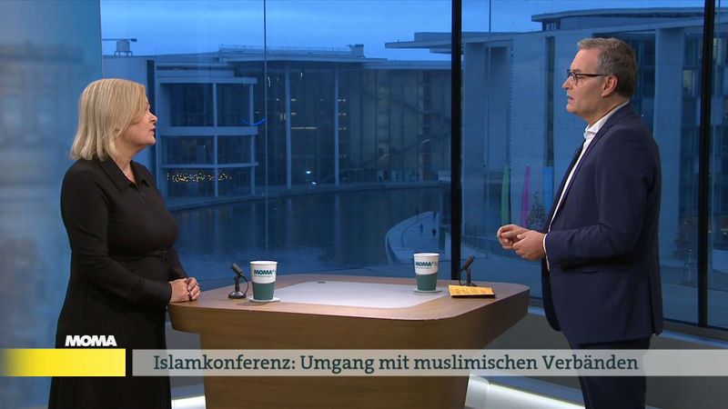 Moderator Michael Strempel wies im Gespräch mit SPD-Politikerin Nancy Faeser auf eine mögliche Stigmatisierung muslimischer Gaza-Proteste sowie die Problematik mit dem türkischen Religionsverband Ditib hin.