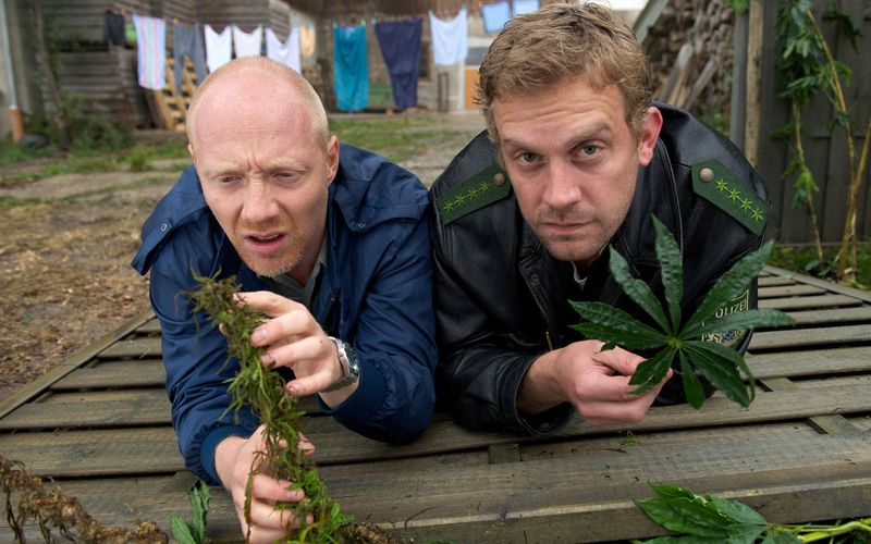 Rudi (Simon Schwarz, links) und Franz (Sebastian Bezzel) hätten fast die gesamte Marihuana-Pflanzung ruiniert.