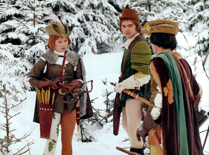 Aschenbrödel (Libuse Safránková) verkleidet sich als Junge, um mit dem Prinzen (Pavel Trávnícek, rechts) um die Wette schießen zu können. Auf den ersten Blick ist sie alles andere als eine Prinzessin ...