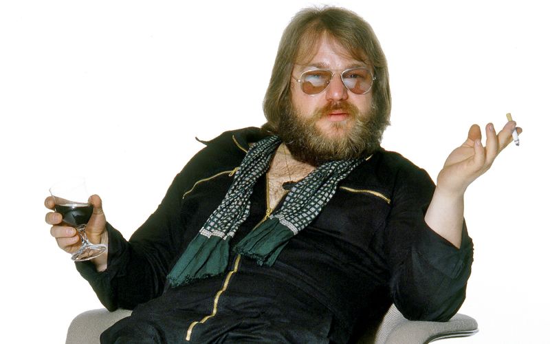 Haben Sie ihn erkannt? Mit einem Glas Wein und einer Kippe in der Hand präsentierte sich Klaus Lage beim Shooting für sein Debütalbum "Musikmaschine" (1980). Der Musiker feiert am 16. Juni seinen 75. Geburtstag, Grund genug für eine Zeitreise: Wir zeigen, wie Lage, Westernhagen, Maffay, und andere Deutschrockstars damals aussahen ...