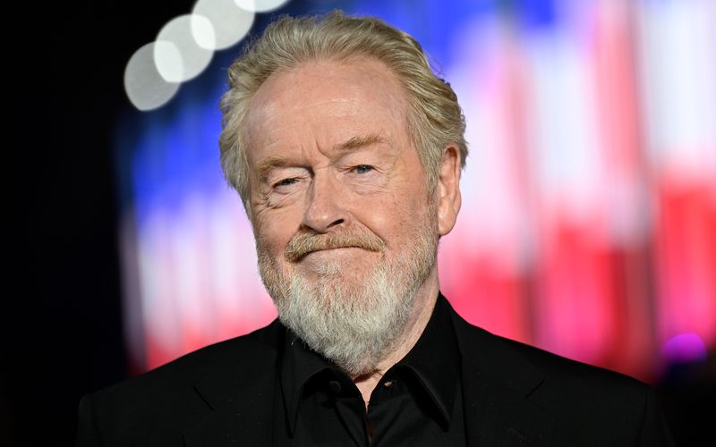Vorweg: Regisseur und Produzent Ridley Scott philosphiert gerne in den "Alien"-Filmen, deutet an, streut Hinweise, relativiert und lässt das Publikum damit im Unklaren über die Zusammenhänge im Horror-Universum, in dem nie richtig klar wird: Wer sind die wahren Monster? Die Aliens? Die Menschen? Oder die Künstlichen Intelligenzen in Form von Androiden, die nicht von elektrischen Schafen, sondern von Allmacht und Schöpfergewalt träumen?