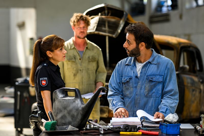 Süher Özlügül (Sophie Dal) stellt ihren Bruder Yunus (Yunus Cumartpay, rechts) zur Rede: Haben er und sein Kumpel Oliver Ahlers (David Bredin) bei der Brandserie nachgeholfen, um ihr Geschäft anzukurbeln?