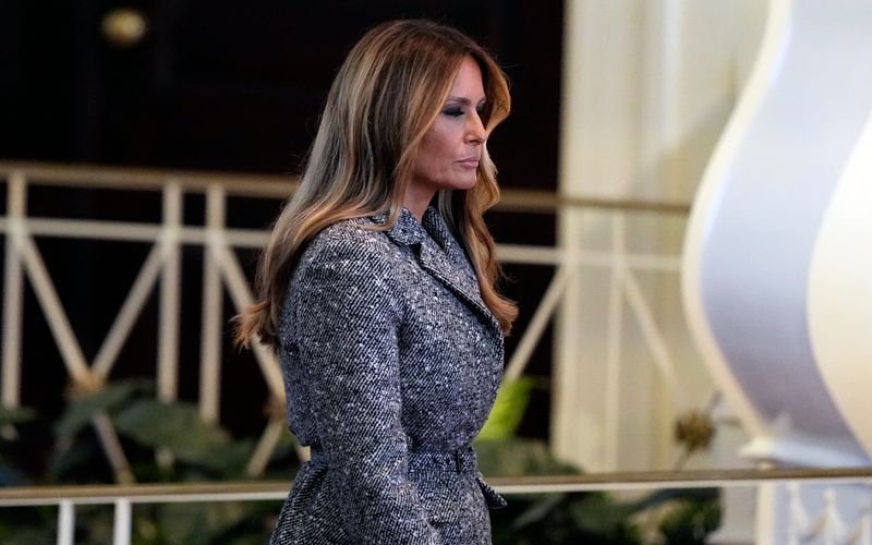 Weil Melania Trump zur Beerdigung der einstigen First Lady Rosalynn Carter nicht in schwarzer Kleidung erschien, musste sie in den sozialen Medien Kritik einstecken.