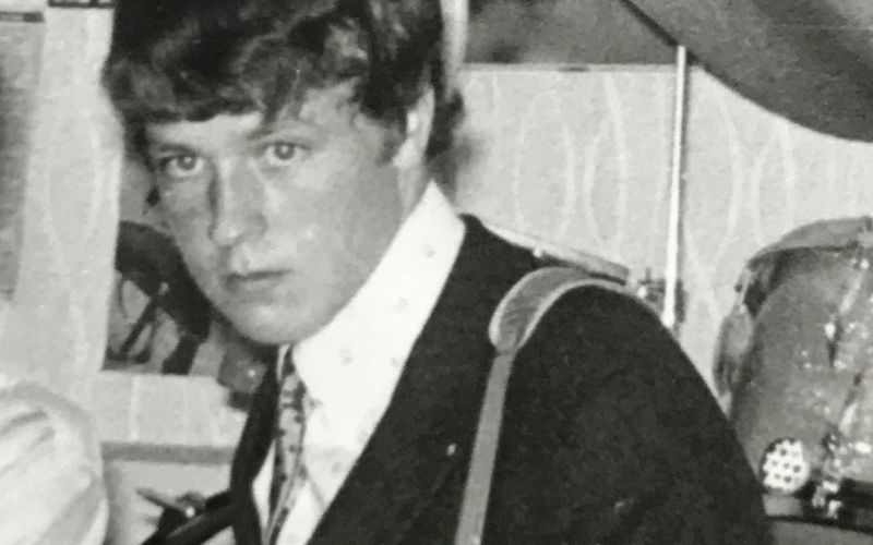 Kennen Sie diesen jungen Mann? Zugegeben: Dieser spätere Deutschrock-Star ist auf diesem Foto kaum wiederzuerkennen. In der ZDF-Doku "Wir Wunderkinder" (Bild) zeigte BAP-Frontmann Wolfgang Niedecken Fotos aus seiner Jugend. Der Musiker feiert am 30. März seinen 75. Geburtstag, Grund genug für eine Zeitreise: Wir zeigen, wie Westernhagen, Maffay, und andere Deutschrockstars damals aussahen ...