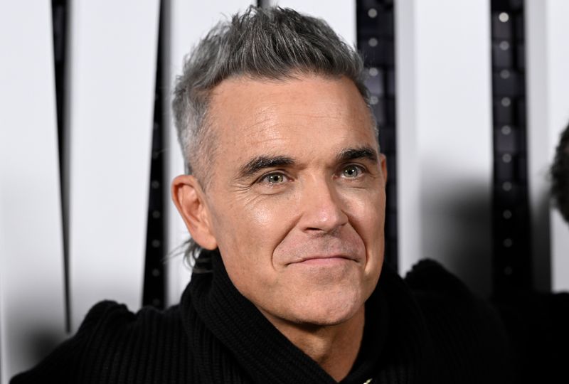 Robbie Williams ist einer der größten Popstars: Doch der Brite hat nicht nur ein Herz für sein Publikum, sondern auch für befreundete Künstler. Er schrieb ein Lied, das er an eine berühmte Kollegin weitergab. Wissen Sie, welcher Hit gemeint ist? Weitere prominente Hit-"Ghostwriter" zeigt die Galerie ...  