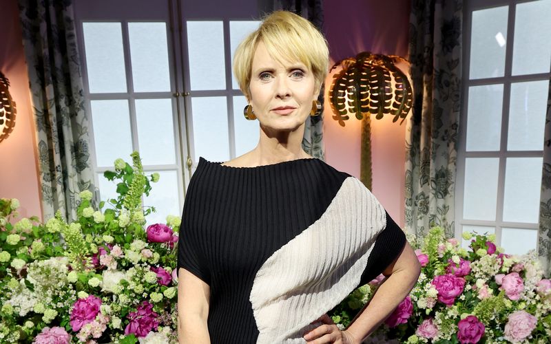 Klare Halting, klarer Blick: Cynthia Nixon (im Juni 2023, beim Shooting zu "And Just Like That ... It's Been 25 Years, A Sex And The City Experience").