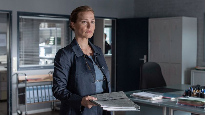 Kommissarin Linda Stamm (Pina Kühr) aus der Abteilung für interne Ermittlungen soll nach den tödlichen Schüssen auf einen Dieb und Geiselnehmer Licht ins Dunkle bringen.