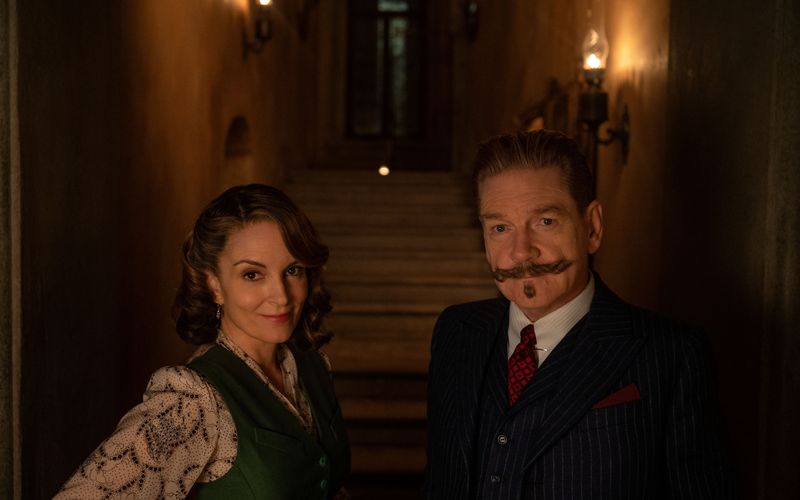 In "A Haunting in Venice" schlüpft Oscargewinner Kenneth Branagh (im Bild mit Tina Fey) zum dritten Mal in die Rolle des Meisterdetektivs Hercule Poirot.