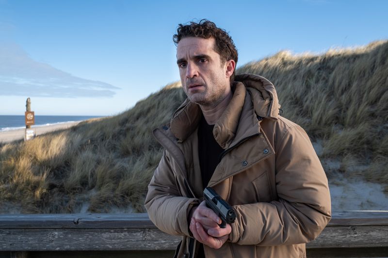 Was ist denn in diesem Idyll los? Hinnerk Feldmann (Oliver Wnuk) verfolgt einen Schützen am Strand.