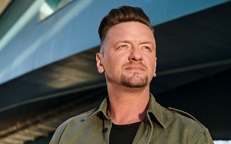 Kennt man einen Schlagermusiker, kennt man alle? Ben Zucker gehört nach seinem rasanten Aufstieg zu den Stars der Szene, ist aber ganz sicher kein Schlagersänger von der Stange. Seine früheren Jobs, seine Fehltritte, sein Weg nach ganz oben: Anlässlich des neuen Albums "Kämpferherz" verrät die Galerie, was Sie über Ben Zucker wissen müssen.