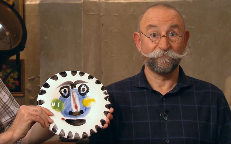 "Das ist ein hübsches Gesicht", fand Horst Lichter beim Blick auf den Keramikteller. Kein Wunder, es hat ja auch große Ähnlichkeit mit dem "Bares für Rares"-Moderator ...