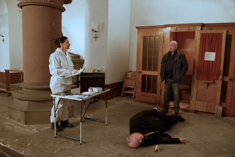 Brutaler Tod in der Kirche: Dr. Simkeit (Eva Sixt) hat die erste Leichenschau am ermordeten Pfarrer beendet und informiert Otto (Florian Martens).
