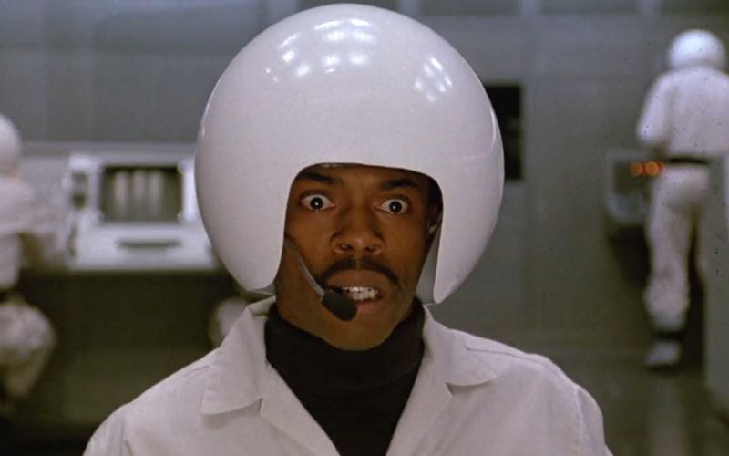 Er ist der "Mann der 10.000 Sound-Effekte": Mit den erstaunlichen Geräuschen, die er mit seiner Stimme imitieren konnte, verblüffte Michael Winslow als Officer Larvelle Jones in allen sieben "Police Academy"-Filmen. Auch in "Spaceballs" durfte er in einer kleinen Nebenrolle als Radartechniker sein Talent zeigen.