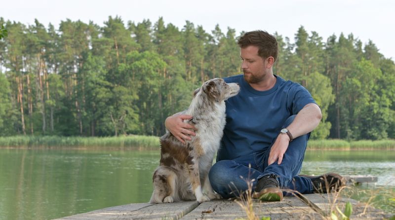 Paul Winter (Christoph Schechinger) und seine Hündin Käthe (Hoonah) beweisen auch im neunten Teil der beliebten ARD-Reihe einmal mehr, dass sie ein besonderes Gespür im Umgang mit Menschen haben.
