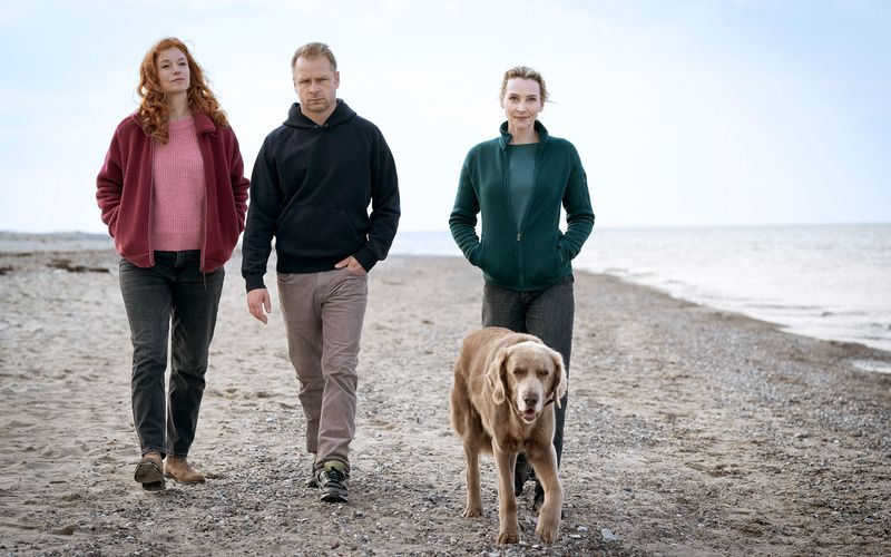 Jule Christiansen (Marleen Lohse, links),  Hauke Jacobs (Hinnerk Schönemann) und Hannah Wagner (Jana Klinge) haben schon manche Krise durchstanden. Der 23. Film fordert das Team allerdings auf besondere Weise heraus.