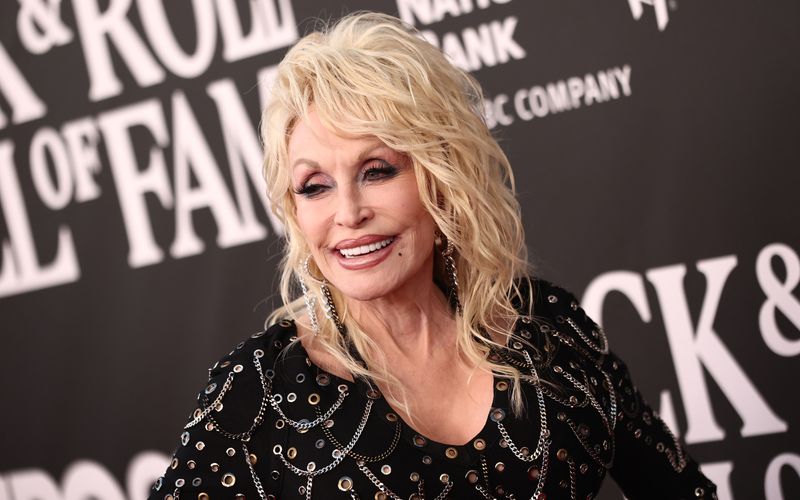 Dolly Parton hat einige Konzerte verschoben, weil ihre Ärzte ihr dazu geraten haben.