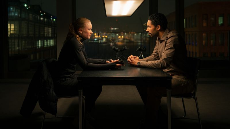 Sarah (Lisa Maria Potthoff) muss Staatsanwalt Dr. Sebastian Kiemen (Benito Bause) von ihrer Unschuld überzeugen.