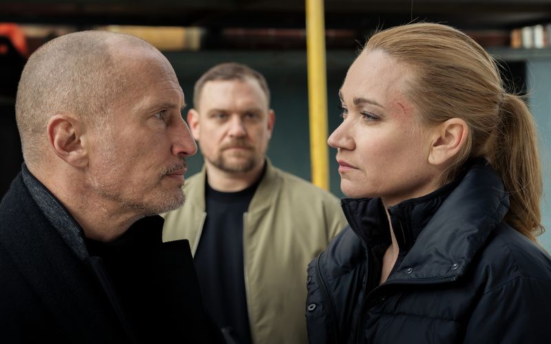 Der zwielichtige Unternehmer Lothar Lessen (Benno Fürmann, links) und sein Handlanger Achim Wieczorek (Florian Schmidtke) sind nur zwei von vielen, mit denen sich Sarah Kohr (Lisa Maria Potthoff) in ihrem neunten Fall anlegen muss. 