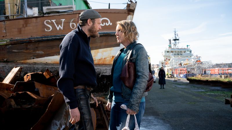 Der gewalttätige Vater Henning Wiesner (Jean-Luc Bubert) kommt mit der Homosexualität seines Sohnes nicht klar. Seine Frau Rosalie (Katrin Wichmann) verliert das Vertrauen.