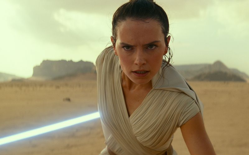 In der Wüste trifft Rey (Daisy Ridley) auf Kylo Ren. Sie macht sich bereit, um ihn in mit einem spektakulären Angriff außer Gefecht zu setzen