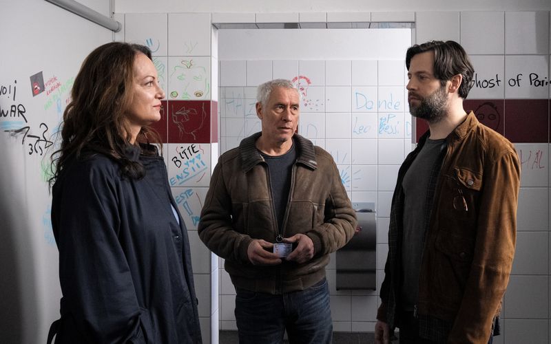 Nachforschungen an der Schule: Jana Winter (Natalia Wörner) und Matthias Hamm (Ralph Herforth, Mitte) wollen von Dominiks Lehrer Gustav Mikkelsen (Richard Ulfsäter) mehr über Dominik erfahren.