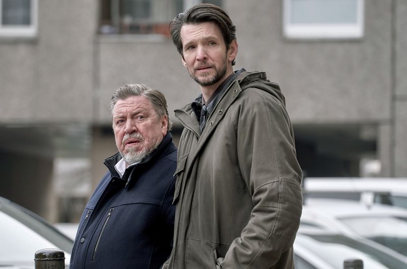 Fredo Schulz (Armin Rohde, links) und sein Kollege Radu Lupescu (Sabin Tambrea) ermitteln gemeinsam in einem Mordfall im Clanmilieu.