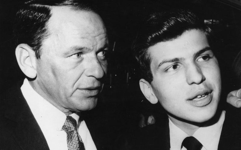Ganz der Papa? Natürlich stand er immer im Schatten seines überlebensgroßen Vaters, dessen Namen er zudem auch trägt: Frank Sinatra Jr. (rechts) trat in die Fußstapfen seines weltberühmten Erzeugers. So wie zahlreiche weitere Sprösslinge von Musiklegenden auch - mit mehr oder weniger Erfolg, wie unsere Galerie zeigt ...