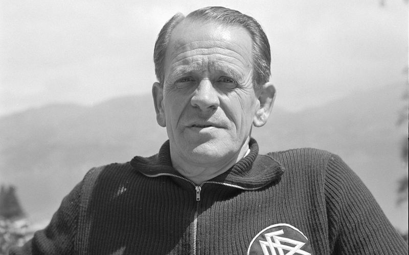 Am 28. März 1897 wurde Sepp Herberger in Mannheim geboren. Nach einer ordentlichen Karriere als Spieler wurde er Trainer und übernahm 1936 nach einem internen Machtkampf gegen Otto Nerz die Nationalmannschaft. Größter Erfolg: der WM-Titel 1954 in Bern. Seine Entscheidung, 1954 im bedeutungslosen Vorrundenspiel gegen Ungarn nur die B-Elf auflaufen zu lassen, gilt bis heute als Geniestreich. 
