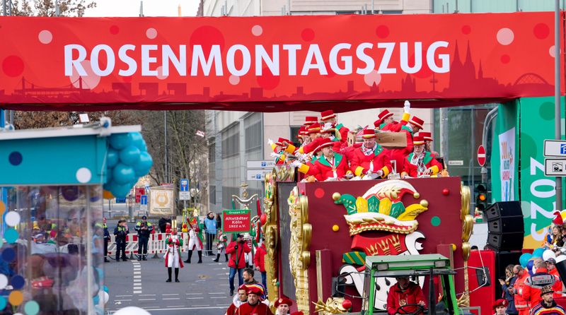 Der Rosenmontagszug startet in Köln mit dem Motto "Wat e Theater - wat e Jeckespill".