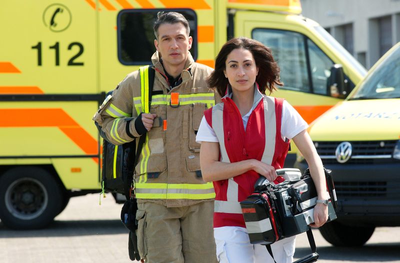 Unter der Regie von Jan Haering spielen Sabrina Amali und Max Hemmersdorfer Rettungskräfte in einem System, das den Sanitätern, Notärzten und Feuerwehrleuten somit viel abverlangt.
