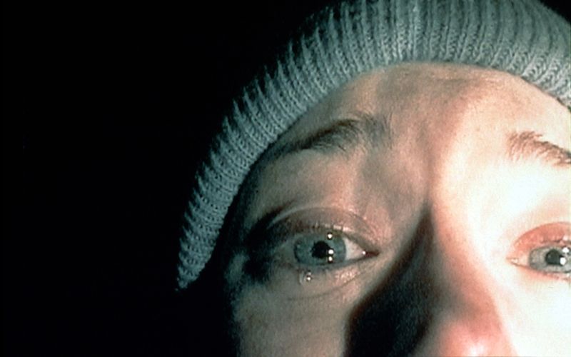 "Blair Witch Project" war 1999 eine regelrechte Horror-Sensation, was auch der Marketing-Strategie geschuldet war: So hielten viele Zuschauer die Geschichte um ein paar Studenten, die sich im Rahmen eines Filmprojekts tief im Wald verlieren, für wahr. Der Hype war enorm und der Gewinn riesig: Wenn man das Budget mit dem Einspielergebnis vergleicht, gehört der Film zu den profitabelsten aller Zeiten ...