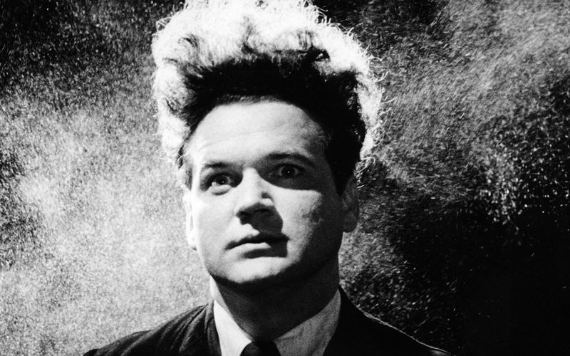 "Eraserhead" (1977), der erste Spielfilm von Lynch, entzieht sich einer einfachen Genre-Einordnung und ist in vielerlei Hinsicht kaum zu fassen: Der in Schwarz-Weiß gedrehte Schocker wurde zu einem Kultfilm geworden und spielte sieben Millionen Dollar ein - bei einem Budget von gerade mal 10.000 Dollar, was Hollywood natürlich aufhorchen ließ. Bei Prime Video und Apple TV steht der Film zur Leihe und zum Kauf bereit.