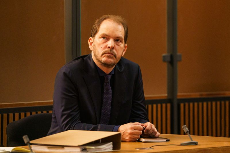 Der Angeklagte Christian Thiede schweigt in der ersten  Hälfte des Films. Kaum ein Schauspieler entwickelt dabei eine solche Ausstrahlung wie Godehard Giese, der die Rolle im Gerichtsdrama verkörpert.