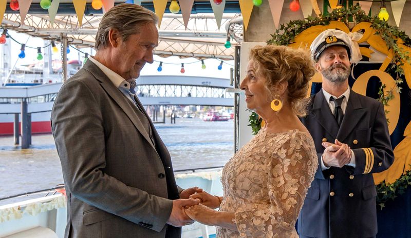 Paul (Helmut Zierl) windet sich wie ein Aal, als seine Ulla (Michaela May) ihm ein erneuertes Treueversprechen abnehmen will.