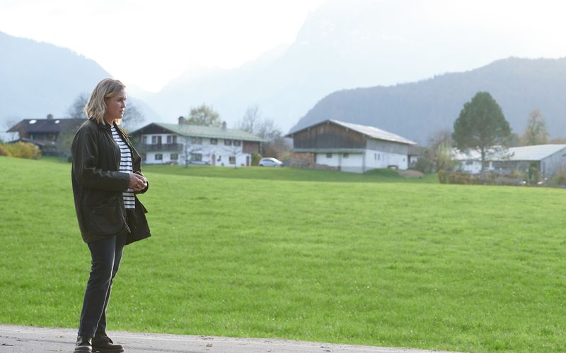 Los geht es mit "Lena Lorenz" (ZDF): Der malerische Ortsteil Ettenberg in Berchtesgaden, auch als Almberg bekannt, dient als Kulisse für das fiktive Bergdorf Himmelsruh, in dem Hebamme und Titelheldin Lena Lorenz (Judith Hoersch) lebt und wirkt. Die Reihe kehrt ab dem 17. April im ZDF zurück.