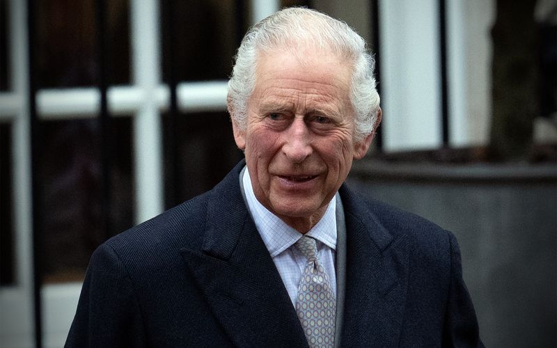König Charles III. war schon öfter Opfer von Falschmeldungen: Im März 2024 berichteten Medien in Russland über seinen vermeintlichen Tod. Unter anderem wurde die Todesnachricht auf einem Telegram-Kanal von "Wedomosti" verbreitet. Die Wirtschaftszeitung postete ein Foto des Monarchen in Militäruniform mit der knappen Bildunterschrift: "Der britische König Charles III. ist gestorben." Das Königshaus dementierte umgehend.