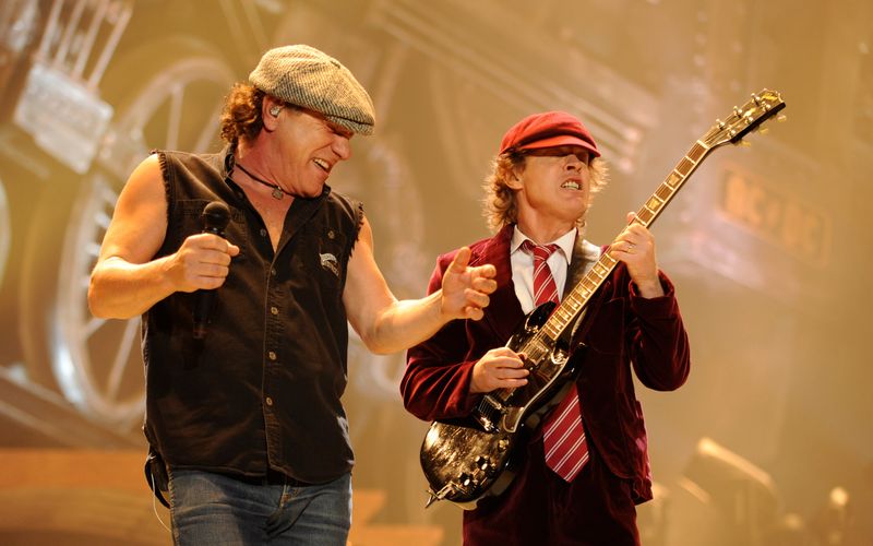 Gute Neuigkeiten für Rockfans: AC/DC (hier: Sänger Brian Johnson, links, und Gitarrist Angus Young) werden im Sommer 2024 neun Konzerte in Deutschland geben.