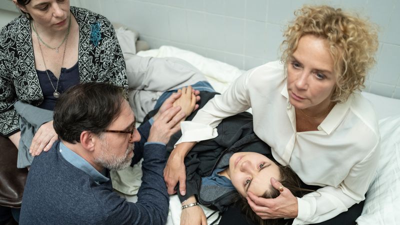 ZDF-Serie "RESET - Wie weit willst du gehen?": Flo Bohringer (Katja Riemann, rechts), ihr Ex-Mann Jens (Thomas Loibl) und dessen Partnerin Kati (Annika Kuhl, links) haben die 15-jährige Luna (Hannah Schiller) wegen ihrer Depression in eine Klinik gebracht.