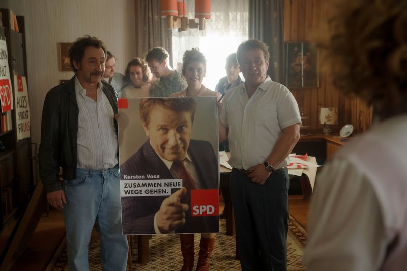 Karsten Voss (Jörg Schüttauf, rechts) kandidiert als Bürgermeister und bekommt Unterstützung von Fritz Malowski (Thorsten Merten).
