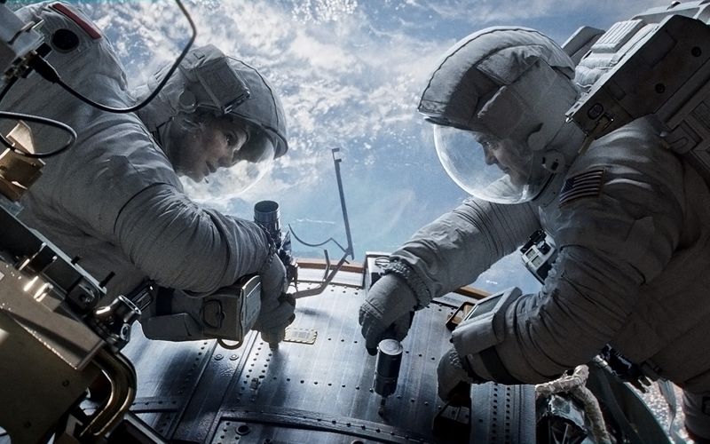 Sieben Oscars gab für den Weltraumeinsatz zweier Superstars: In Alfonso Cuaróns "Gravity" (2013) sind die Reparaturarbeiten am Hubble-Teleskop für Dr. Ryan Stone (Sandra Bullock) der erste Einsatz, für den Weltraumveteranen Matt Kowalsky (George Clooney) dagegen der letzte. Als irgendwo in der Umlaufbahn die russische Regierung einen veralteten Satelliten abschießt, wird ihre Routinemission zum Albtraum.