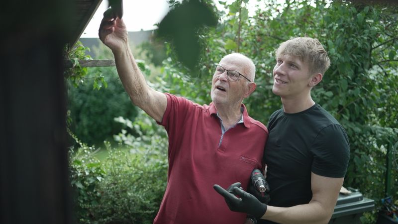 Sie können noch voneinander lernen: der 90-jährige Hans-Joachim (links) und sein Enkel Niklas (22) helfen sich im Alltag gegenseitig. Eine neue "37°"-Reportage zeigt, wie gelebter Generationenaustausch aussieht.