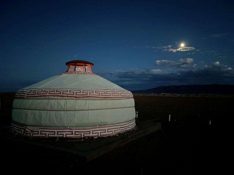 Die Jurte ist das "Haus" der Nomaden. In ihr leben sie in den Weiten der mongolischen Steppe.