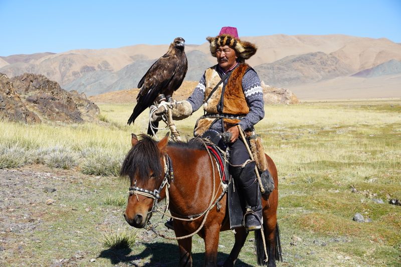 Der Adlerjäger Khairatkhan Sernekhan jagt mit einem sechsjährigen Adler im Altaigebirge im Westen der Mongolei. 