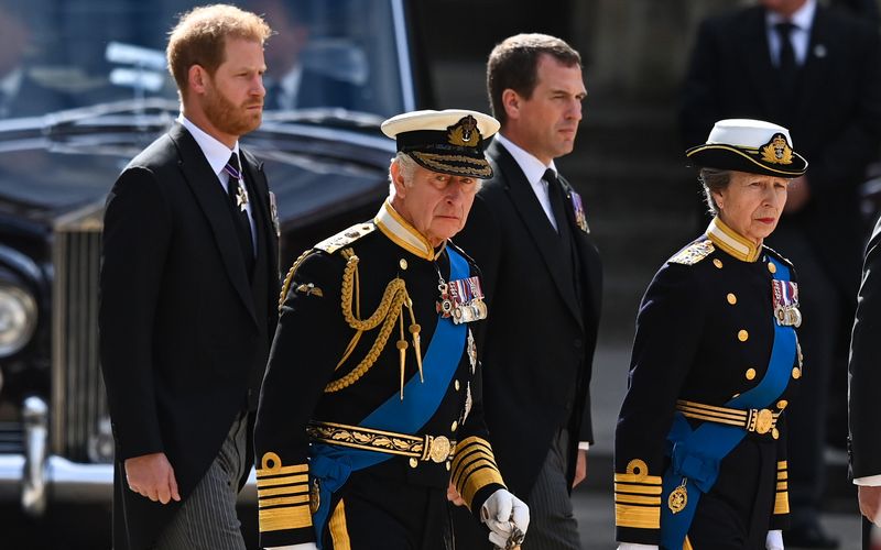 Seine Familie ist für König Charles III. (zweiter von links) unverzichtbar. Vor allem seine Schwester, Prinzessin Anne, vertritt den Monarchen bei zahlreichen Terminen. Ihre Rolle als Zweitgeborene füllt sie damit völlig anders aus als ihr Neffe Prinz Harry (links), der dem Königshaus 2020 den Rücken kehrte. 