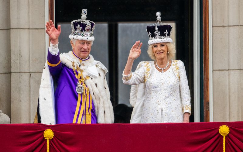 Es war der Beginn einer neuen Ära: Mit der Krönung von König Charles III. und Königin Camilla im Mai 2023 sollte auch die Modernität ins britische Königshaus einziehen. Doch wird dem 75-Jährigen das gelingen?