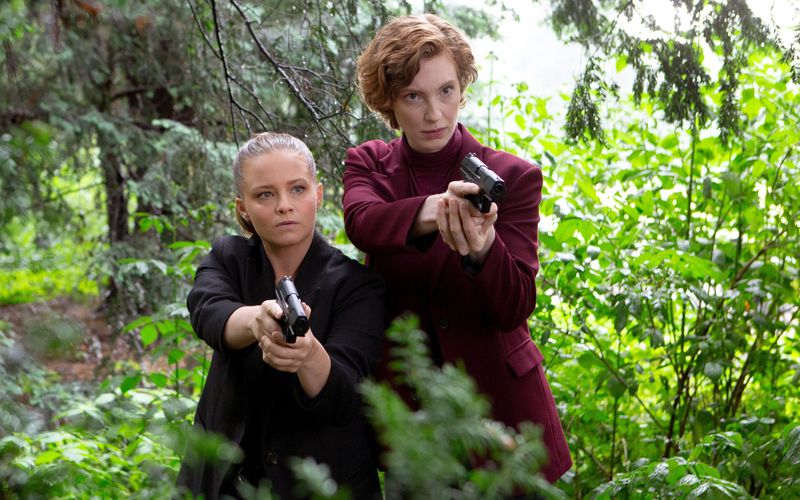 Ein Fall im Grünen: Die Bremer Ermittlerinnen Liv Moormann (Jasna Fritzi Bauer) und Linda Selb (Luise Wolfram, rechts) zieht es in den Wald. Ihr "Tatort: Angst im Dunkeln" von 2024 erzählt von einem aus dem Ruder gelaufenen Survival-Trip dreier Freundinnen. 