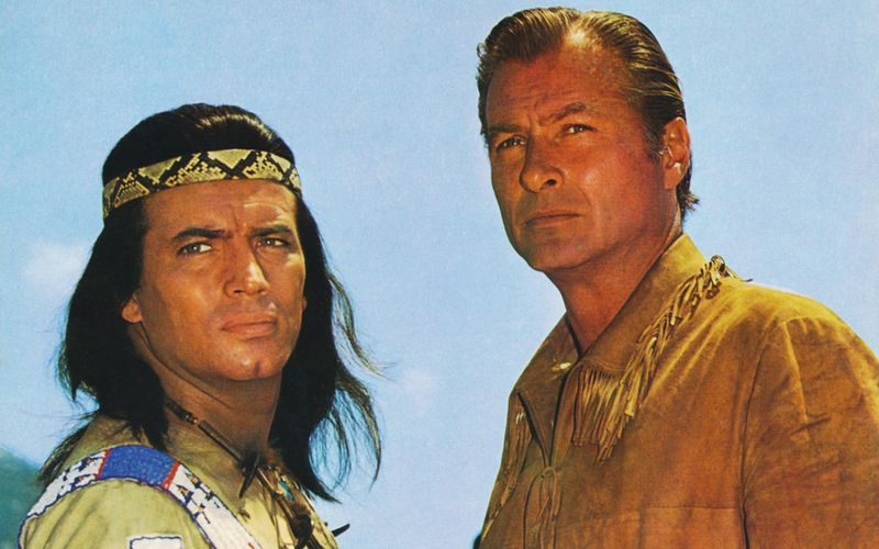 Pierre Brice (links) und Lex Barker (rechts) sind die Hauptdarsteller der "Winnetou"-Reihe.